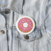 Roze gekleurde donut met sprinken ronde button 7,6 cm (In situ)