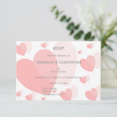 Roze gekleurde harten ontwerp bruiloft RSVP kaartje (Staand voorkant)