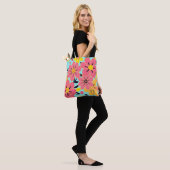 Roze & Gele Bloesems op Sky Blue-Dopamine Style Tote Bag (Op model)