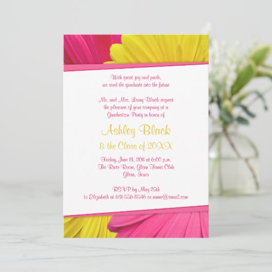 Roze gele Gerber Daisy Afstuderen Uitnodiging (Staand voorkant)