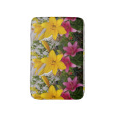 Roze gele lillies bloembloem Bath Mat (Voorkant Verticaal)