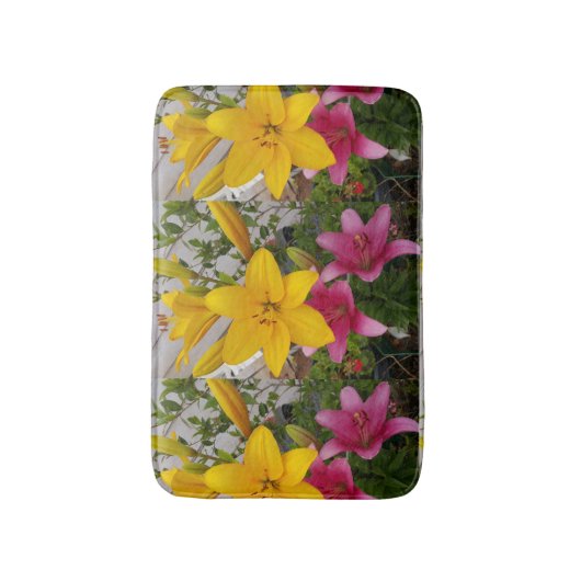 Roze gele lillies bloembloem Bath Mat (Voorkant Verticaal)
