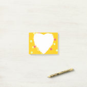 roze, gele poka dots en witte hartvorm post-it® notes (Op bureau)