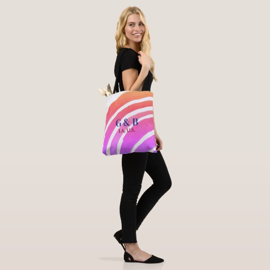 Roze gele regenboog voeg paar naam plaats stad wed tote bag (Op model)