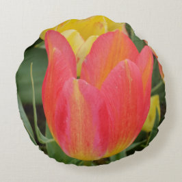 Roze gele tulpen rondreis rond kussen