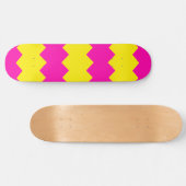 Roze & Gele Zig Zag Streeppatroon Skateboard (Horizontaal)
