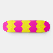 Roze & Gele Zig Zag Streeppatroon Skateboard (Horizontaal)