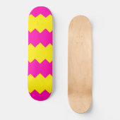 Roze & Gele Zig Zag Streeppatroon Skateboard (Voorkant)