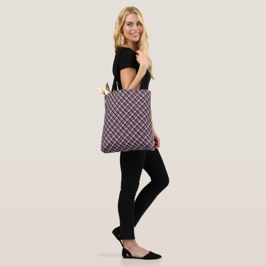 Roze geometrisch ruitpatroon tote bag (Op model)