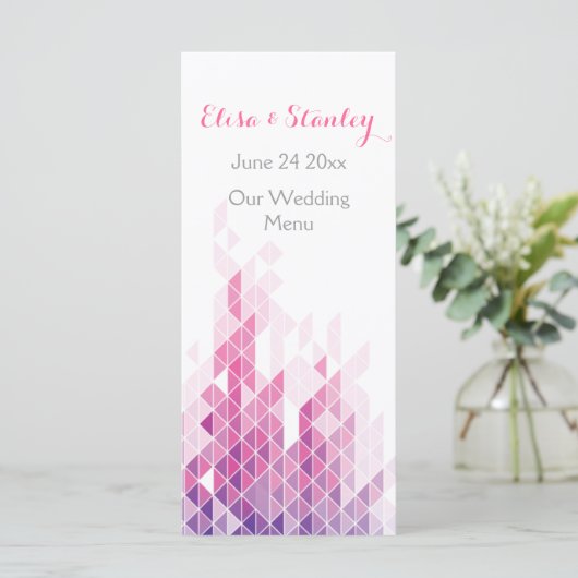 Roze geometrische driehoeken moderne bruiloft menu (Staand voorkant)