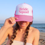 Roze, gepersonaliseerde Bachelorette Trucker Pet<br><div class="desc">Fun,  flirt roze met eenvoudige verticale blokletters om aan elke gast op het bacheloretfeest te geven.  belang voor je favoriete bruidescorps! Bericht me als je iets anders wilt dan wat je hier ziet...  dat je iets gewoons voor je creëer.</div>