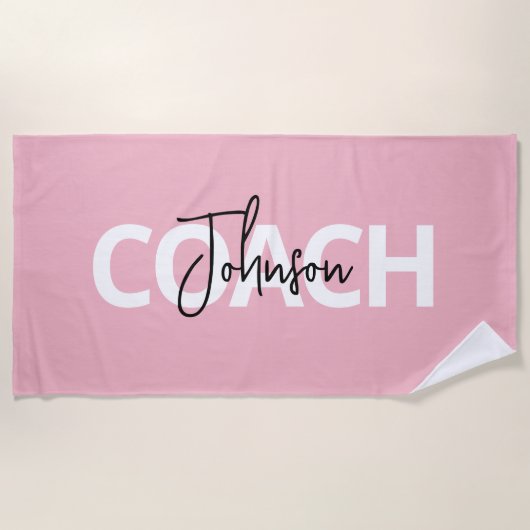 Roze gepersonaliseerde Coach Typografie Strandlaken (Voorkant)