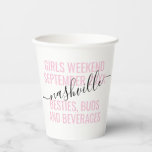 Roze Gepersonaliseerde Meisjes Weekend Bestie Vaca Papieren Bekers<br><div class="desc">Gepersonaliseerde Girls Weekend Friends Trip Custom Paper Cups met bewerkbare tekst en formuleringen voor uw datum,  bestemming of locatie,  naam en leuk citaat zoals "besties,  knoppen en dranken" in roze en zwart maken een leuke keepjeszaak voor uw reisteam of bruidsmeisjes.</div>