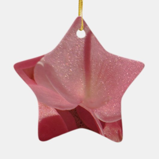 Roze geranium: bijna stevig lichtroze keramisch ornament (Achterkant)