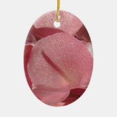 Roze geranium: bijna stevig lichtroze keramisch ornament (Voorkant)