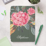 Roze Geranium tuin groen iPad Mini Cover<br><div class="desc">De cover bevat een levendige roze geraniumbloem op een weelderige groene achtergrond, die de frisheid van een bloeiende tuin vastlegt. Het opvallende contrast en de ingewikkelde details maken van uw iPad Mini een echt kunstwerk. Voeg jouw naam, monogram of een betekenisvolle inscriptie toe om deze cover uniek voor u te...</div>