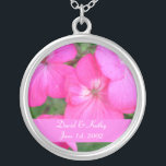 Roze geraniumblauw Ketting<br><div class="desc">Dit zijn roze Geraniums. Het maakt een geweldig cadeau voor een geliefde. De namen en de Datum kunnen in uw worden veranderd. Voer ze in de tekstvakken rechts in.</div>