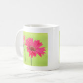  roze Gerber Daisies over Groen Koffiemok (Voorkant links)