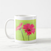  roze Gerber Daisies over Groen Koffiemok (Links)