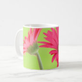 -Roze Gerber Daisies over groene Mok (Voorkant links)