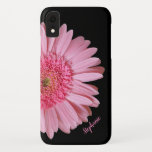Roze Gerber Daisy Bloom iPhone XR Hoesje<br><div class="desc">iPhone XR-hoesje in zwart gemaakt,  met afbeeldingen van een groot roze Gerber daisy bloom die over de linkerkant van het hoesje heen kijkt.   Pas de roze tekst aan,  als een geweldig cadeauidee voor haar.</div>