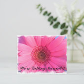 Roze Gerber Daisy bruiloft uitnodiging Briefkaart (Staand voorkant)