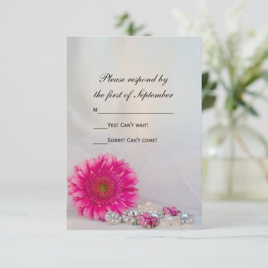Roze Gerber Daisy en Buttonnen Wedding RSVP Kaartje (Staand voorkant)