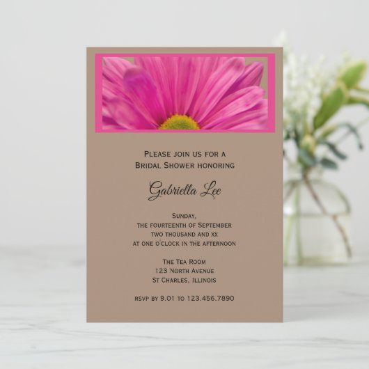 Roze Gerber Daisy Flower Bridal Shower Invitation Kaart (Staand voorkant)