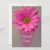 Roze Gerber Daisy in Vase Wedding Rehearsal Dinner Kaart (Voorkant)