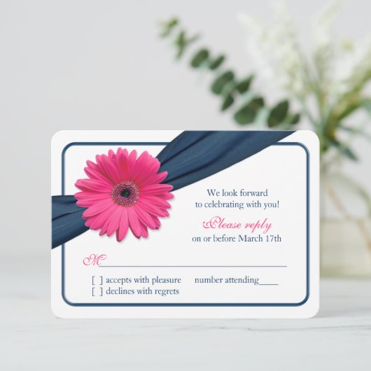 Roze Gerber Daisy Marineblauwe Lint Trouw RSVP (Staand voorkant)