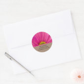 Roze Gerber Daisy op het Adres van de Terugkeer va Ronde Sticker (Envelop)