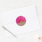 Roze Gerber Daisy op Tan Wedding Envelope Seal Ronde Sticker (Envelop)