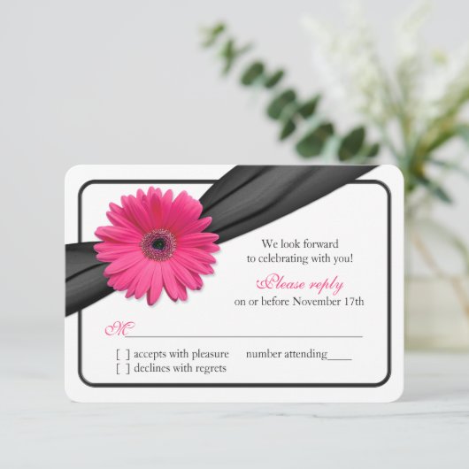 Roze Gerber Daisy Zwarte Lint Trouw RSVP Kaartje (Staand voorkant)