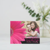 Roze Gerbera Black Foto Save the Date Kaart (Staand voorkant)