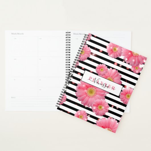 Roze Gerbera-bloemen op zwarte en witte strepen Planner (Display)