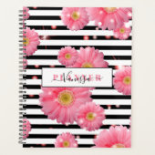 Roze Gerbera-bloemen op zwarte en witte strepen Planner (Voorkant)