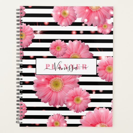 Roze Gerbera-bloemen op zwarte en witte strepen Planner (Voorkant)