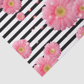 Roze Gerbera-bloemen op zwarte en witte strepen Tissuepapier (Detail)