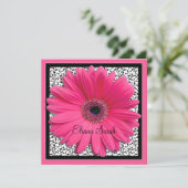 Roze Gerbera Daisy Bat Mitzvah Uitnodiging (Staand voorkant)