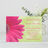 Roze Gerbera Daisy Green Wedding Invitation Kaart (Staand voorkant)