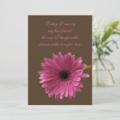 Roze Gerbera Daisy met uitnodiging tot bruin huwel (Staand voorkant)