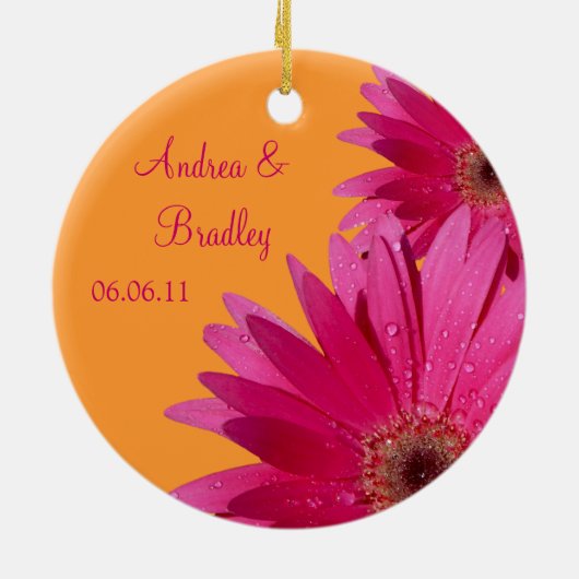 Roze Gerbera Daisy Oranje bruiloft of Jubileum Keramisch Ornament (Achterkant)