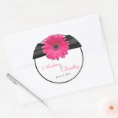 Roze Gerbera Daisy Zwart Gepersonaliseerde bruilof Ronde Sticker (Envelop)