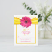 Roze Gerbera met gele lintkaart RSVP Kaartje (Staand voorkant)