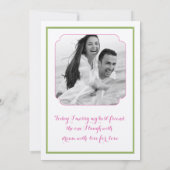 Roze Gerbera met groene satin lint uitnodiging (Achterkant)