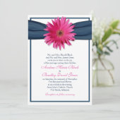 Roze Gerbera met Navy Blue Ribbon Invitation Kaart (Staand voorkant)