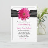 Roze Gerbera met uitnodiging van het Zwarte Satin (Staand voorkant)