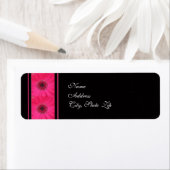 Roze Gerbera op zwart trouwadreslabel Etiket (Insitu)