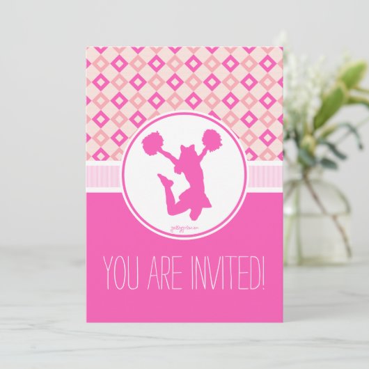 Roze Geruite Diamanten Cheer/Pom Party Uitnodiging (Staand voorkant)
