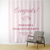 Roze Gestreepte Preppy Afstudeercongrats Wandkleed (In situ)